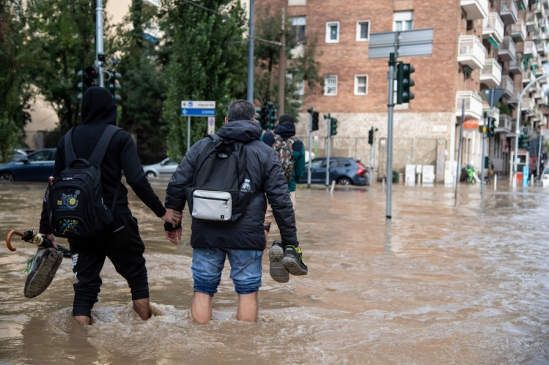 المياه اجتاحت الشوارع.. عواصف قوية تضرب شمال إيطاليا