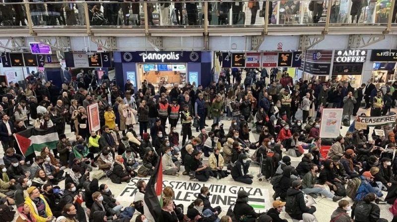 لندن.. مظاهرة مؤيدة للفلسطينيين في محطة ليفربول ستريت
