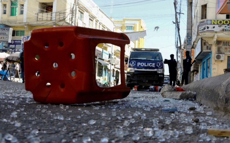 انفجار قنبلة في أثينا وإلحاق أضرار بسيارات