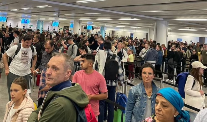 خلل إلكتروني يتسبب في الفوضى وتأخير الرحلات بمطارات بريطانيا