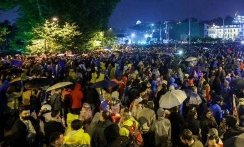 عشرات الآلاف يتظاهرون في جورجيا بسبب
