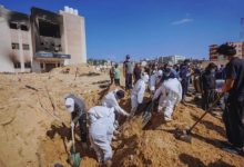 غزة.. انتشال 80 شهيدًا من المقابر الجماعية الثلاثة في مستشفى الشفاء