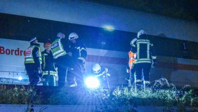 شاهد| قطار يخرج عن مساره في ألمانيا بعد انهيار أرضي يبتلع القضبان