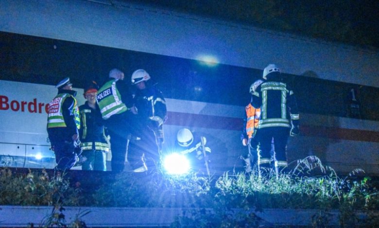 شاهد| قطار يخرج عن مساره في ألمانيا بعد انهيار أرضي يبتلع القضبان