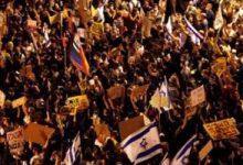 احتجاج آلاف الإسرائيليين بعد تقارير عن اتفاق "ساعر" و"نتنياهو" على الانضمام للحكومة على حساب وزير الدفاع