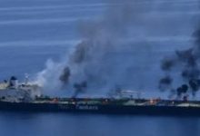 محاولة جديدة لانتشال ناقلة نفط محترقة فى البحر الأحمر بعد هجمات الحوثيين