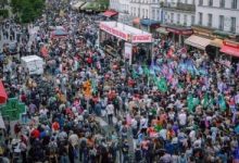 الآلاف يشاركون فى احتجاجات وسط فرنسا بعد تعيين بارنييه رئيسا للوزراء.. فيديو