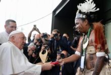 بابا الفاتيكان يجلب طنا من المساعدات خلال زيارته للغابات النائية فى بابوا غينيا الجديدة