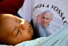 بابا الفاتيكان يزور أطفال ذوى إعاقات ويقدم لهم الحلوى خلال رحلته إلى تيمور الشرقية