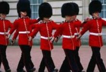 قبعات الحرس الملكى تثير أزمة مالية بـ"الدفاع البريطانية".. اعرف التفاصيل