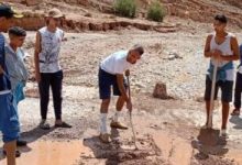 يدًا بيد.. تعاون أهالى القرى المنكوبة بالسيول فى المغرب لإصلاح الأضرار (صور)