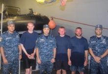 القوات البحرية تنقذ 3 سائحين بريطانيين بالبحر الأحمر