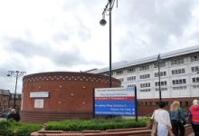 وفاة رضيعة بريطانية بعد ولادتها بـ4 ساعات بسبب نوم والدتها أثناء الرضاعة