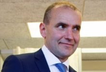 رئيس وزراء أيسلندا يقرر حل الائتلاف الحاكم بسبب الخلافات الداخلية