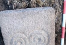 العثور على رموز تعود للثقافة السلتية القديمة على لوح حجرى فى إسبانيا.. صور