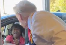 ترامب يقلى البطاطس ويقدم البيرجر للزبائن.. صور