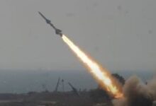 الحوثيون يعلنون استهداف حاملة طائرات أمريكية وقصف أهداف إسرائيلية