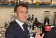 بعيدا عن السياسة.. شاهد ماكرون يتناول القهوة فى أحد مقاهى بيروت