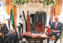 تذكير بتراث البلدين.. أمير الكويت والملك تشالز يتبادلان البشت والإزار الأسكتلندى "صورة"