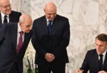 لقطة طريفة لرئيس برلمان لبنان أثناء اجتماعه مع ماكرون وعون.. فيديو