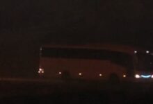 وصول حافلات أسرى فلسطين المفرج عنهم لغرب رام الله.. والاحتلال يقمع أهاليهم