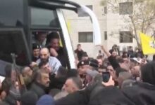 فلسطينيون يستقبلون أسرى محررين من سجون الاحتلال فى الضفة الغربية.. صور